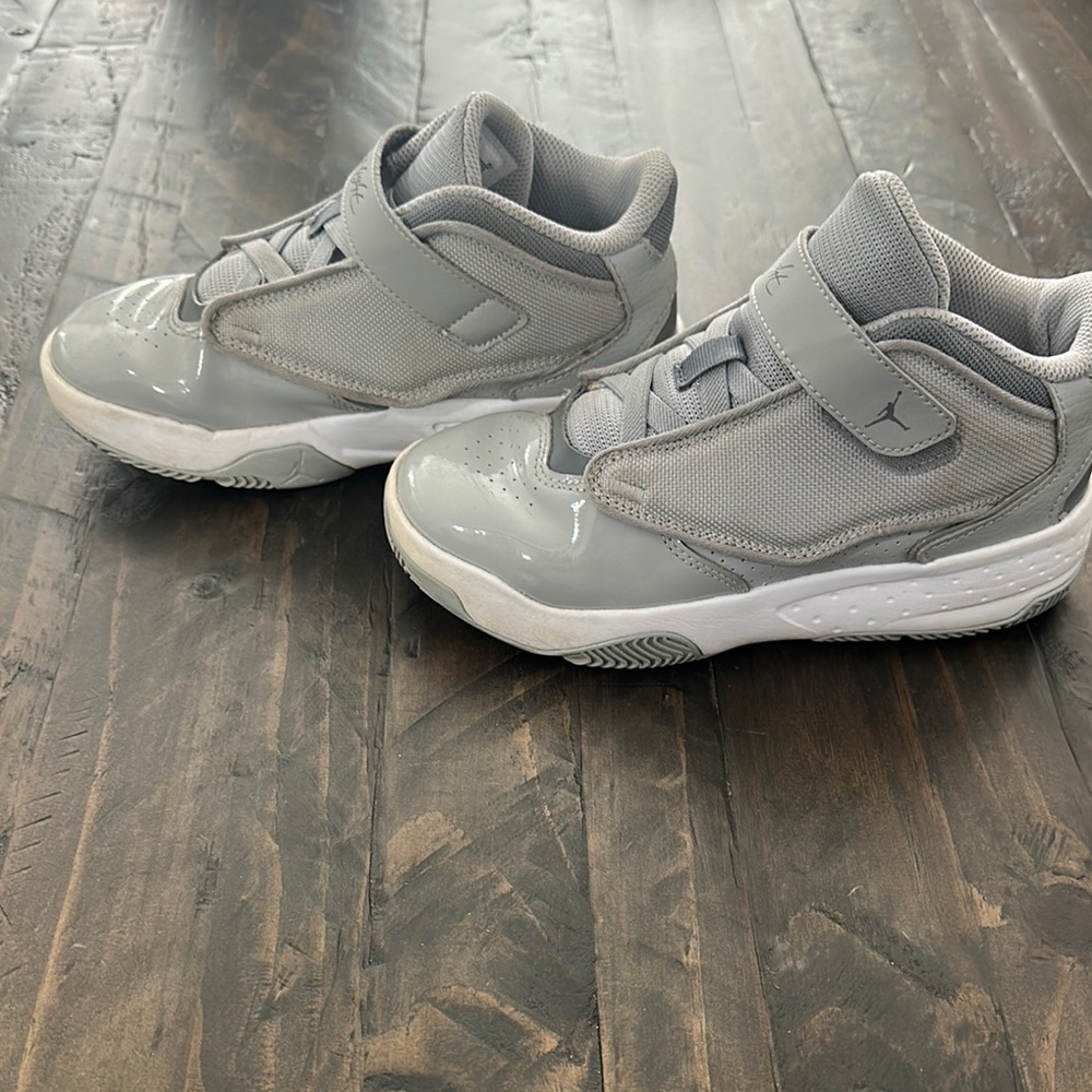 Jordan Max Aura - Gray boys size 2Y - Picture 3 of 4
